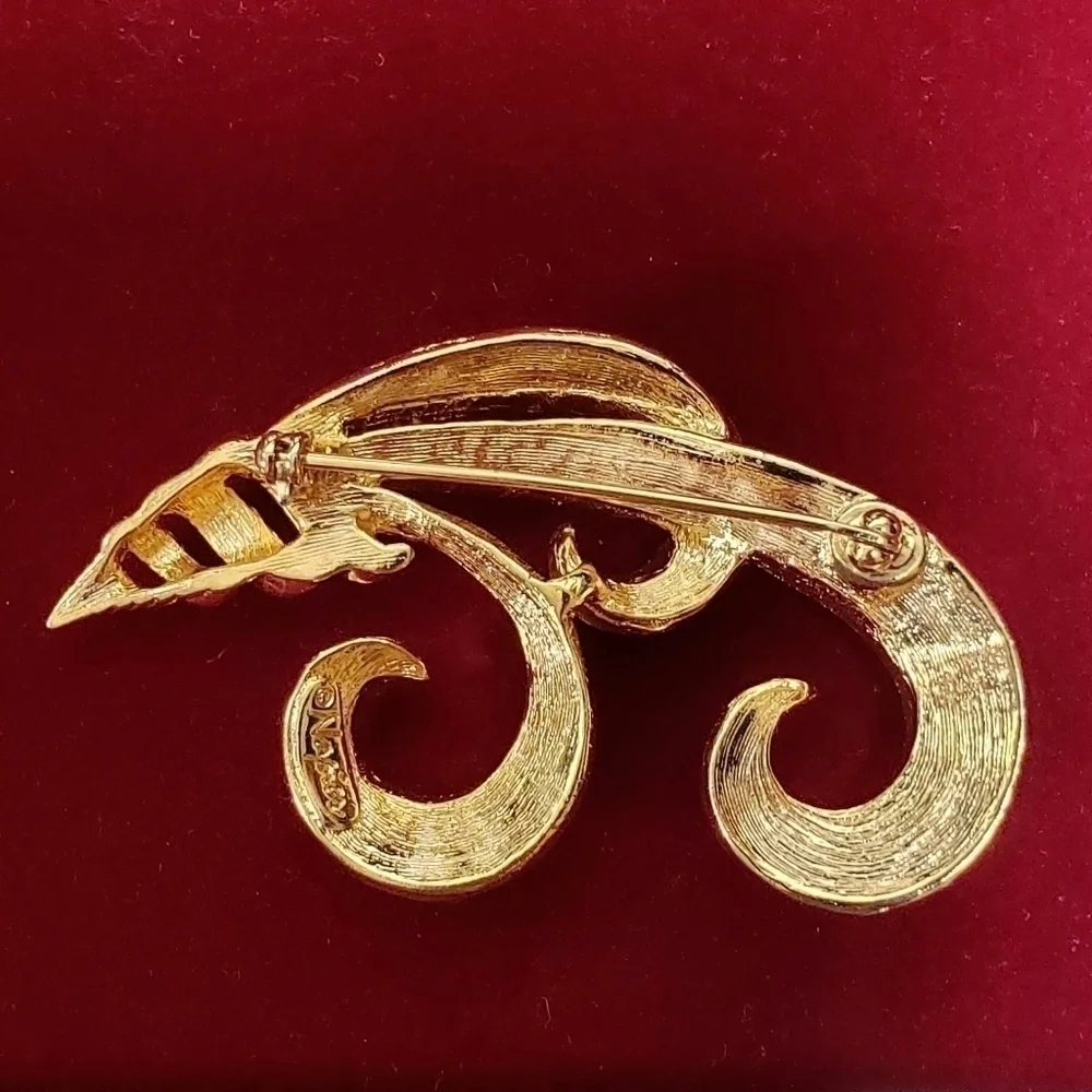 NAPIER Vintage Hallmark Lapel Pin Gold Lovely Professional
